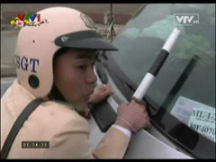 Clip CSGT lại bám cần gạt nước chặn 'hung thần'