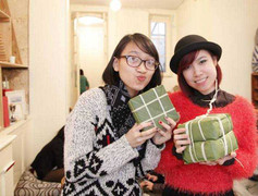 Du học sinh Việt khắp thế giới gói bánh chưng đón Tết