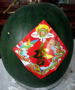 Vì sao người Việt cúng dưa hấu trên bàn thờ?