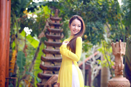Jennifer Phạm thướt tha áo dài đi chùa cầu may