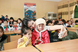 Ngọc Hân đi từ thiện cuối năm