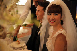 Ngọc Quyên thẹn thùng trong đám cưới toàn màu trắng