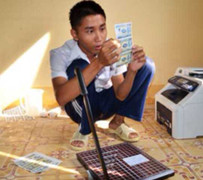 In hàng ngàn tờ tiền giả để mua vé số