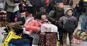 Clip: Dịch vụ 'chuyển phát' trẻ em về quê ăn Tết