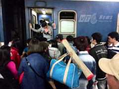 Những chuyến tàu đông nghẹt khách ngày áp Tết