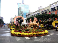 Đường hoa Nguyễn Huệ lung linh trước giờ khai mạc