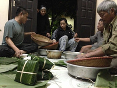 Dân Hà Nội tự gói bánh chưng chống độc