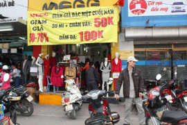 Nườm nượp chen chân sắm quần áo giảm giá