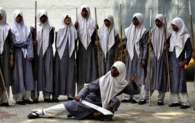 Nữ sinh Ấn Độ múa cước điêu luyện