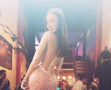 Angela Phương Trinh váy ren trong suốt quyến rũ lên bar