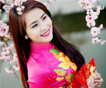 Cô giáo tương lai khoe sắc xuân bên vườn đào