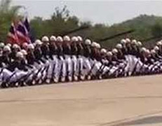 Lan truyền chóng mặt clip binh sĩ Thái Lan xếp hình