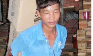 Cậu bé Hào Anh được trao tiền hỗ trợ của các nhà hảo tâm