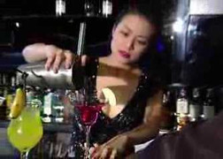 Xôn xao clip Hoàng Thuỳ Linh pha chế đồ uống phục vụ khách