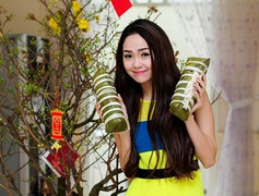 Minh Hằng tự tay gói bánh tét ngày Tết