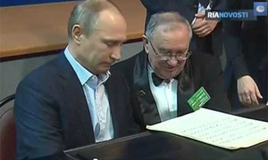 Lan truyền chóng mặt clip Putin đệm đàn cho sinh viên