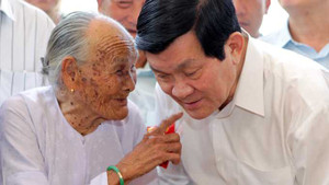 Khi Chủ tịch nước cúi đầu nghe dân