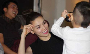 Hà Hồ đưa con trai đi chợ hoa Xuân sắm Tết