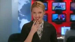 Clip: Nữ MC phì cười 'kém duyên' trên truyền hình