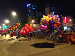 Đêm giao thừa ít khách, mía lộc, bóng bay khó đẩy giá