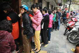 30 Tết, người Hà Nội xếp hàng mua bánh chưng, giò chả