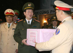 Bộ trưởng Công an xuống đường chúc Tết 141 Hà Nội