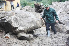 Bộ trưởng Luận và chuyến đi vào vùng lũ Bản Khoang