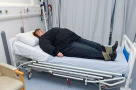 Quá béo không thể đưa ra khỏi nhà, một phụ nữ tử vong