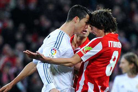 Ronaldo dính thẻ đỏ, Real Madrid lỡ nhịp vượt Barca