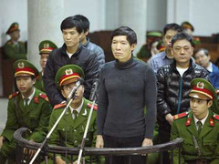 Những pha ứng xử hài hước của các bị cáo tại tòa