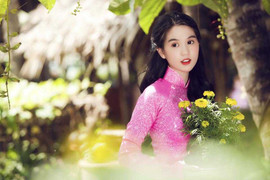 Ngọc Trinh áo dài e ấp, Angela Phương Trinh đẹp rạng rỡ
