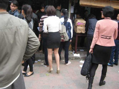 Nhức mắt 'váy ngắn' đi chùa