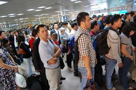 Sân bay Tân Sơn Nhất chật kín, hành khách hỗn loạn