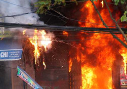 Đà Nẵng: Khống chế ngọn lửa dữ dội đốt ngôi nhà 4 tầng