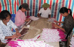 Về làng làm hương trầm độc nhất ở Việt Nam