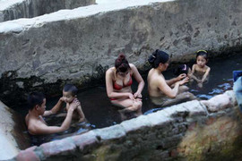 Ngắm sơn nữ Thái 'tắm tiên' ngày Tết