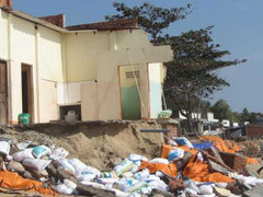 Sóng biển đập tan 20 ngôi nhà