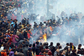 Choáng với hình ảnh biển người cầu tài lộc ở Trung Quốc