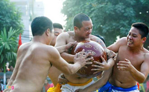 Trai Hà Nội cởi trần thi vật quả cầu son 20kg