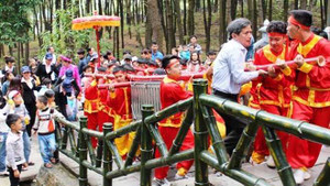 Dâng bánh chưng 700kg tri ân thân mẫu Bác Hồ