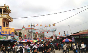 Người dân nườm nượp đổ về phiên chợ 'mua may bán rủi'