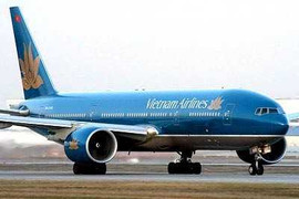 Máy bay bị mòn lốp, chậm chuyến nửa ngày