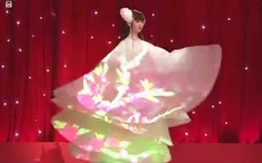 Thiếu nữ phải xoay vòng suốt 4 giờ trên TV gây phẫn nộ