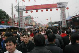 Trăm cảnh sát làm nhiệm vụ tại phiên chợ 'mua may bán rủi'