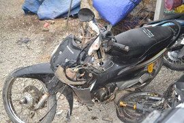 Đứt lìa 2 chân sau cú tông vào xe tải