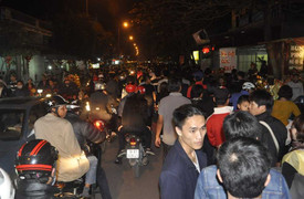 Chen chân mua may, bán rủi ở chợ Viềng giữa đêm