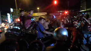 Cuộc vây bắt tên móc túi 'đòi' cắt cổ tự sát