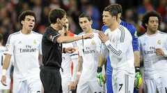Phạt Ronaldo, trọng tài bị 'treo còi' 1 tháng