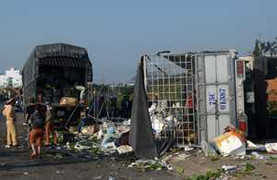 Đà Nẵng: Lật xe chở trái cây, dân lao ra dọn giúp