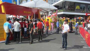 Rồng rắn đợi mua McDonald tại Việt Nam